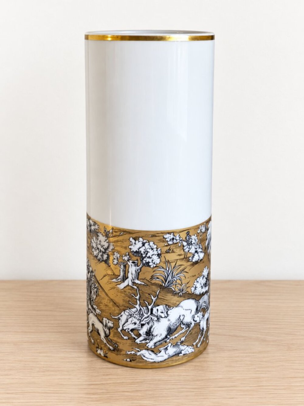 Vista Alegre Coimbra S.P.  VA Portugal Portuguese Vase Gold Hunting Scene 9.5"